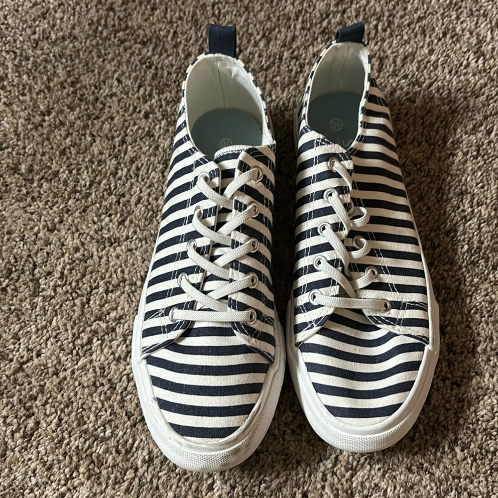 Navy/ white sneakers